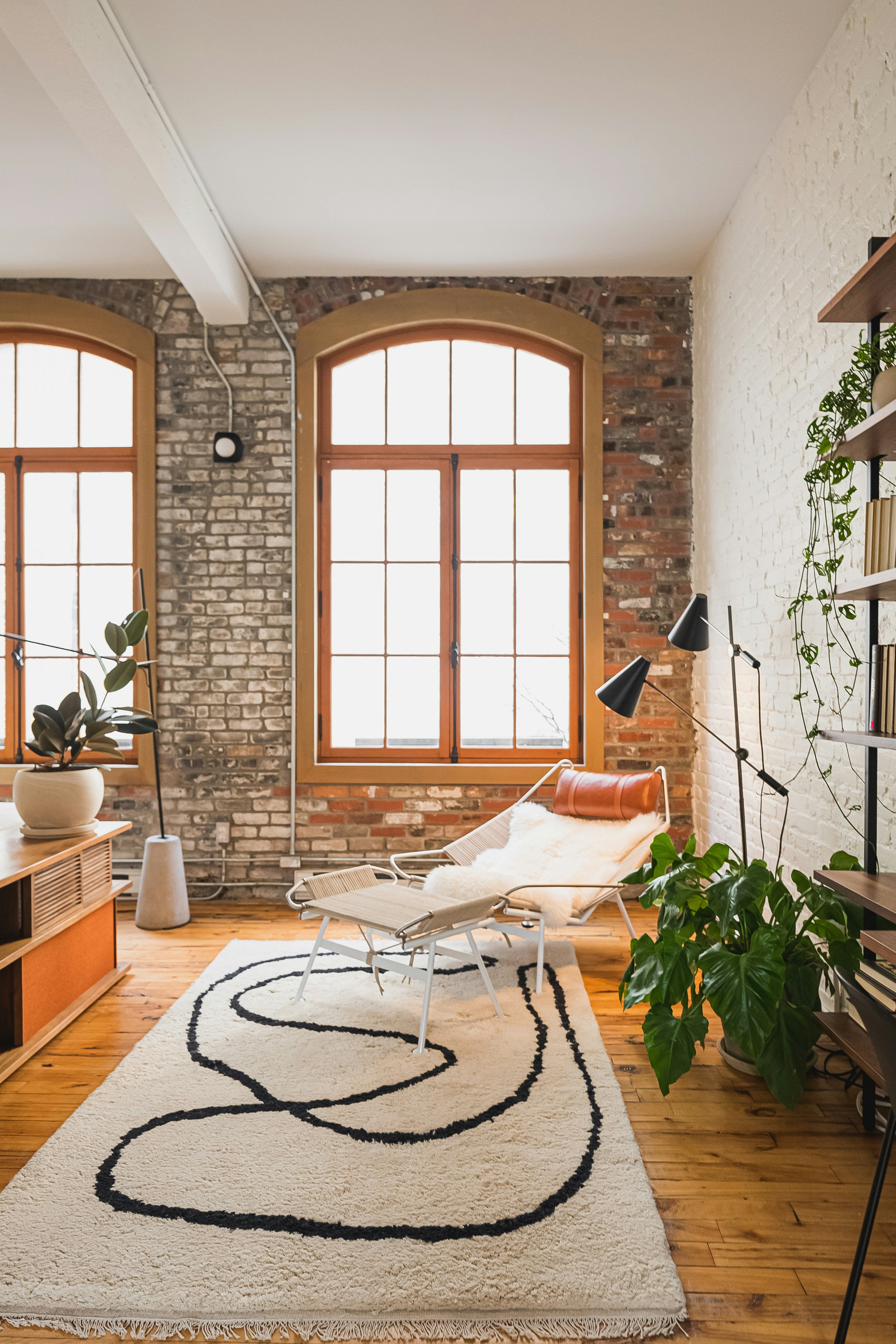 Soft neutral area rug in a living room